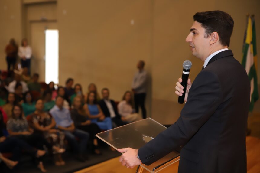 Palestra capacita profissionais da educação sobre violência doméstica em Aparecida de Goiânia