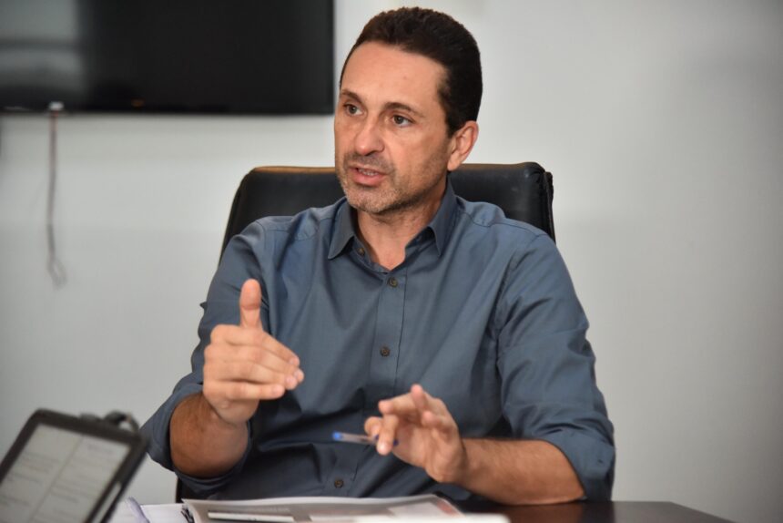 Prefeito Leandro Vilela quita salários atrasados da gestão anterior