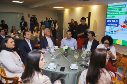 Prefeito Leandro Vilela recebe repasse de R$ 500 mil para Assistência Social