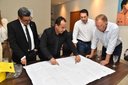 Vilela e Correios discutem melhorias logísticas em Aparecida de Goiânia