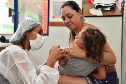 Prefeitura de Aparecida avança na vacinação escolar itinerante em CMEIs