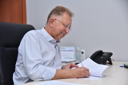 João Campos sanciona lei que garante reajuste de 6,27% a professores de Aparecida