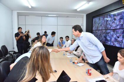 Prefeito Leandro Vilela visita Secretaria de Saúde e reafirma compromisso com melhorias