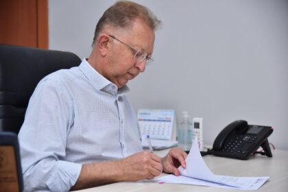 Prefeito sanciona leis que beneficiam servidores e feirantes em Aparecida