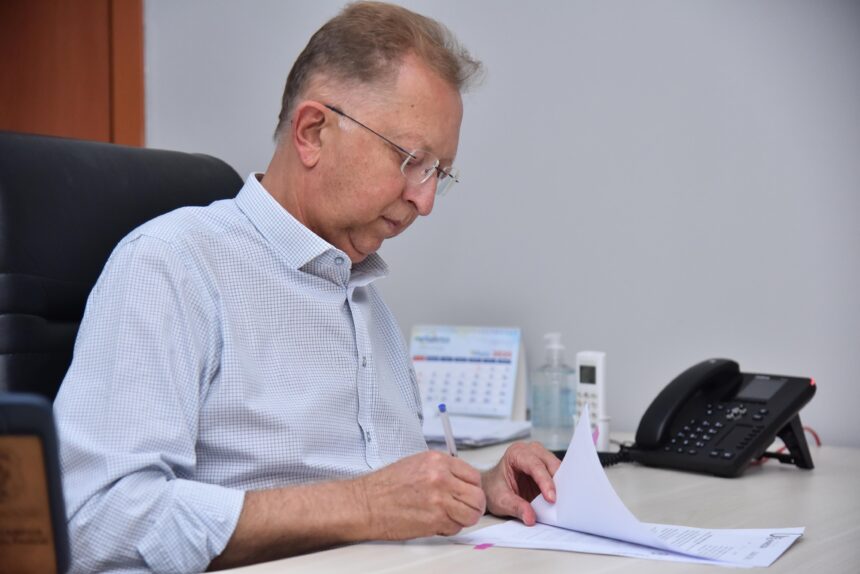 Prefeito sanciona leis que beneficiam servidores e feirantes em Aparecida