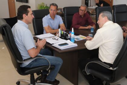 Prefeito Leandro Vilela se reúne com deputado Daniel Agrobom para discutir parcerias