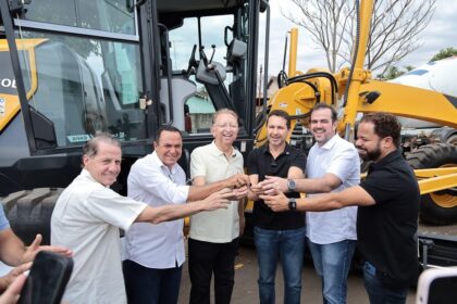 Prefeito Leandro Vilela lidera mutirão em Papillon Park e entrega moto niveladora