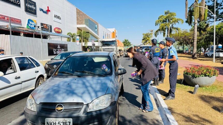 Prefeitura de Aparecida encerra Campanha Agosto Lilás com blitz educativa