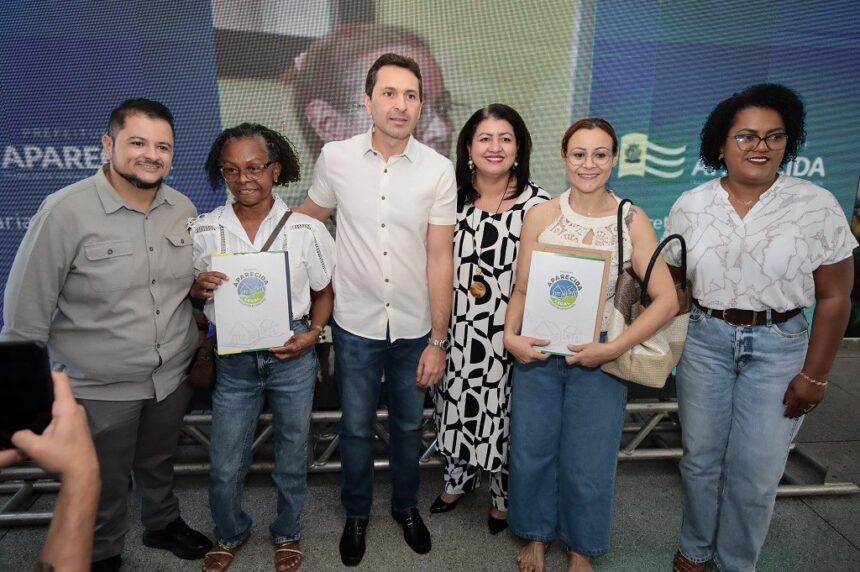 Prefeito Vilela entrega 83 escrituras na 1ª etapa do programa Aparecida Legal 2025