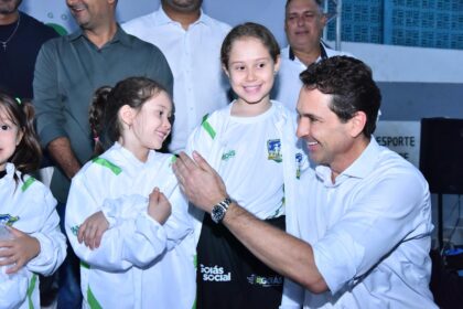 Prefeitura de Aparecida entrega 500 kits esportivos para atletas locais