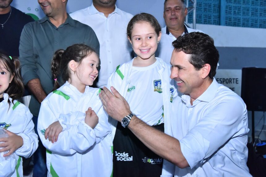 Prefeitura de Aparecida entrega 500 kits esportivos para atletas locais