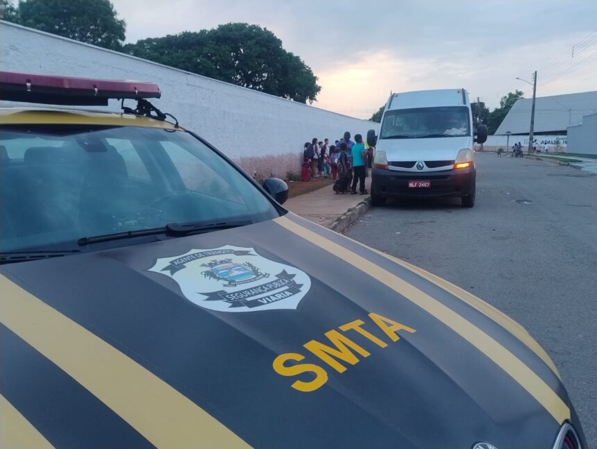 GCM flagra vans escolares com excesso de passageiros em Aparecida