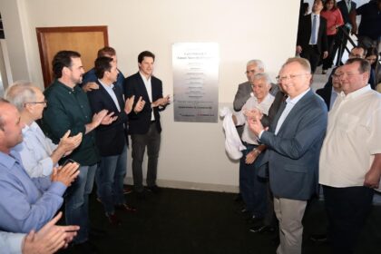 Prefeito Leandro Vilela anuncia duplicação de avenida em inauguração da UniEVANGÉLICA