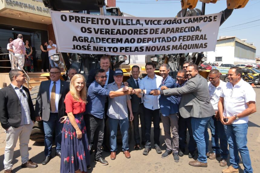 Prefeitura de Aparecida de Goiânia recebe duas novas pás-carregadeiras