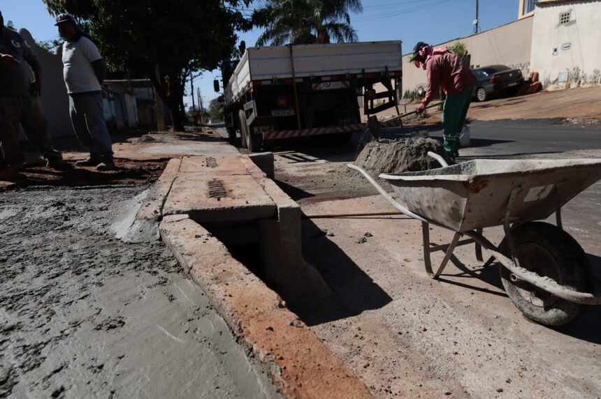 Prefeitura de Aparecida realiza obras para prevenir alagamentos durante chuvas
