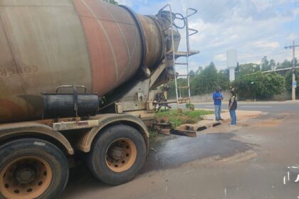 SEMMA de Aparecida apreende caminhão por descarte irregular de concreto