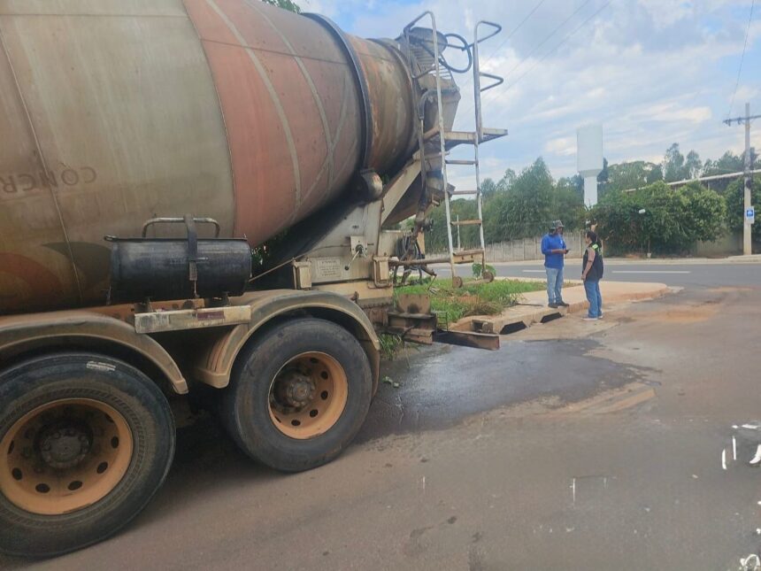 SEMMA de Aparecida apreende caminhão por descarte irregular de concreto