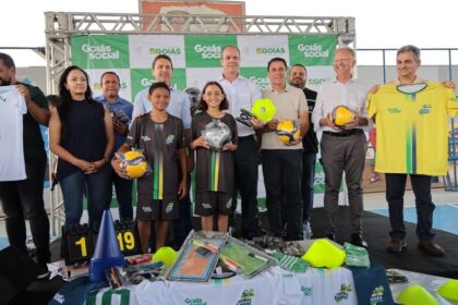 Prefeito Vilela e secretário Guerra entregam 100 kits esportivos em Aparecida