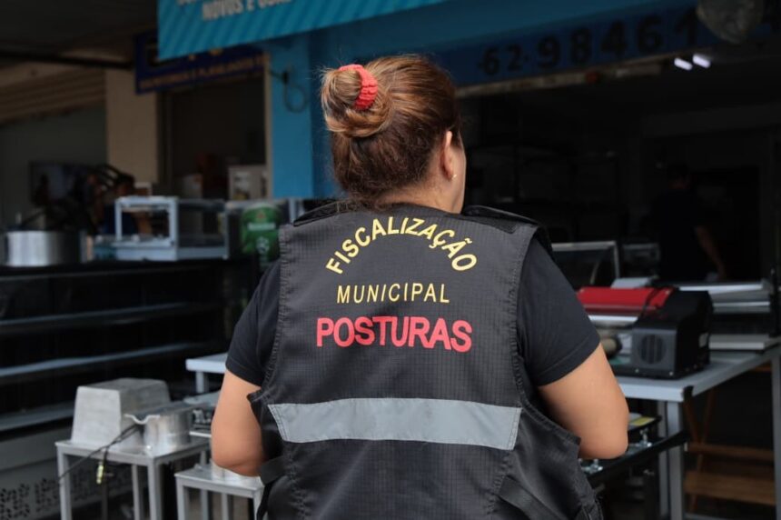 Prefeitura de Aparecida realiza blitz na Avenida Tapajós para desobstruir calçadas