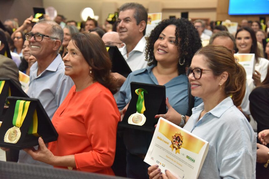 Aparecida recebe Selo Ouro do Governo de Goiás por alfabetização
