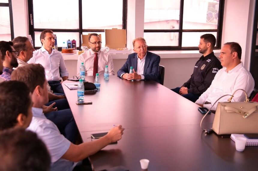 Prefeito Leandro Vilela se reúne com delegados em Aparecida para discutir segurança