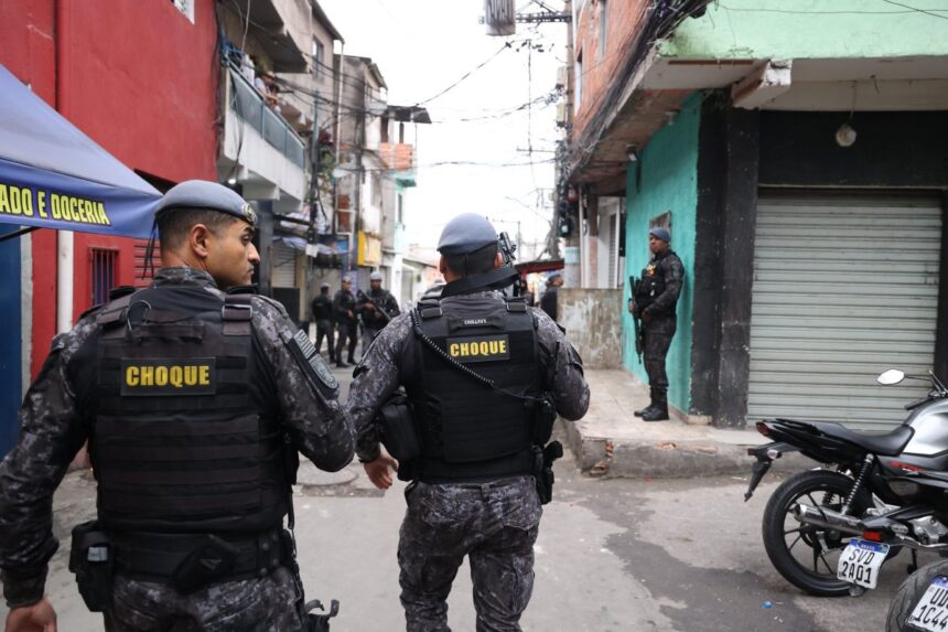 Polícia Militar reforça presença em Paraisópolis e remove barreiras irregulares das vias