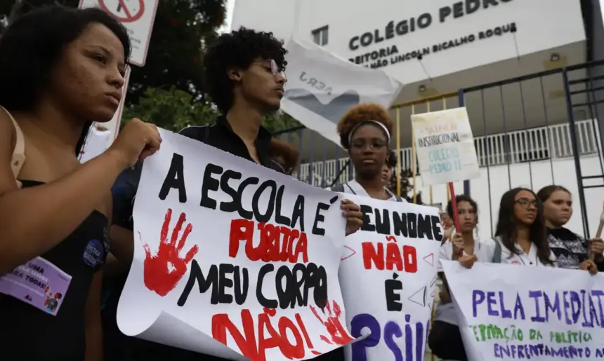 Alunos do Colégio Pedro II pedem educação sobre violência de gênero