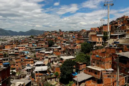 Área ocupada por favelas quase triplicou em 40 anos no Brasil