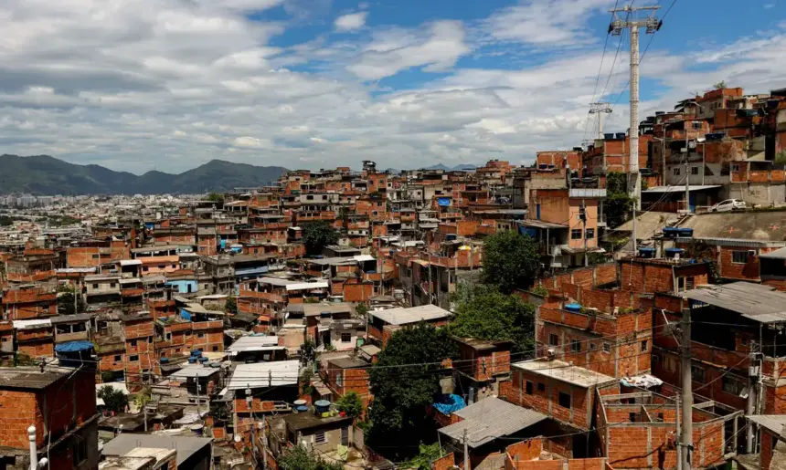 Área ocupada por favelas quase triplicou em 40 anos no Brasil