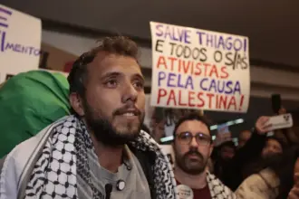 Ativista Thiago Ávila é deportado da Argentina por ordem de Javier Milei