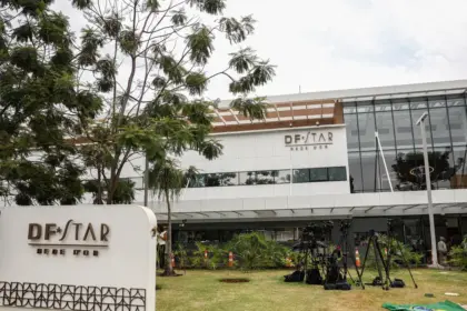 Bolsonaro apresenta melhora clínica, mas continua internado em UTI