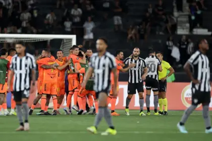 Botafogo é derrotado pelo Barcelona e é eliminado da Libertadores