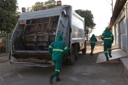 Câmara aprova projeto que estabelece piso salarial de R$ 3 mil para garis