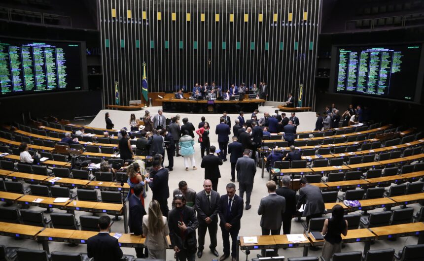 Câmara dos Deputados inicia análise de propostas em sessão deliberativa
