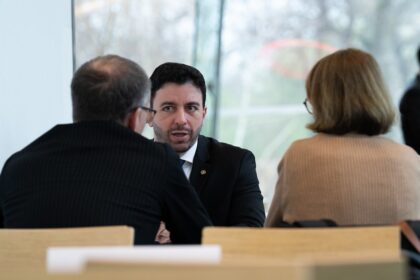 Célio Studart participa de encontro da OCDE em Paris representando o Brasil