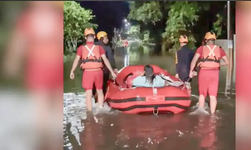 Chuva intensa causa desalojamentos e alagamentos em Peruíbe e Ubatuba