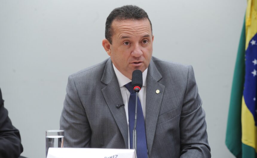 Comissão aprova autorização eletrônica para viagens de menores de 16 anos