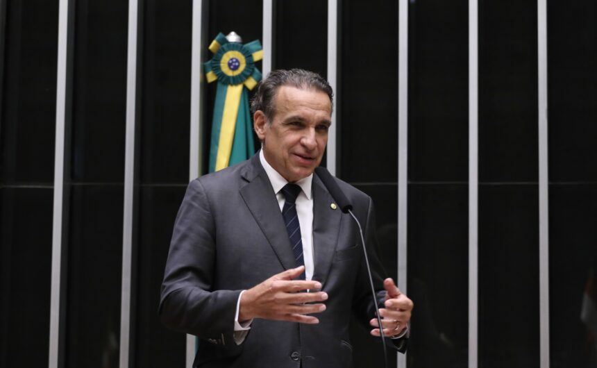 Comissão aprova cobrança de multas antigas e novo seguro obrigatório para veículos