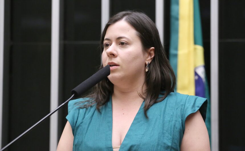 Comissão aprova inclusão de livros didáticos e jurídicos na logística reversa