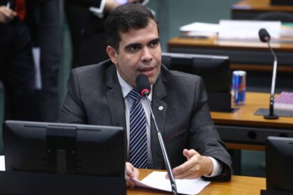 Comissão aprova projeto que garante acesso a banheiros para garis e jardineiros
