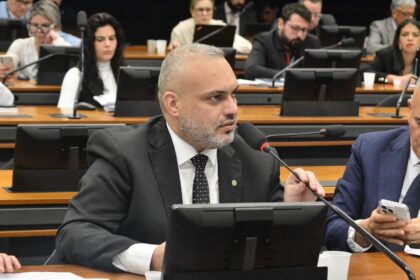 Comissão aprova projeto que equipara enteados a filhos em saúde e Previdência