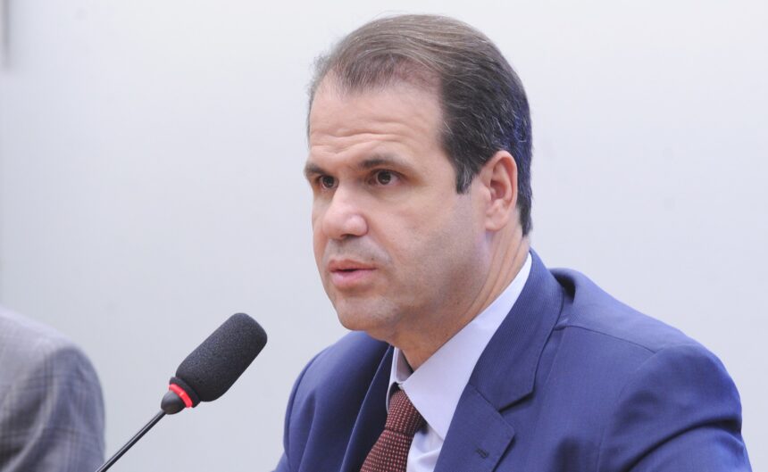 Comissão da Câmara debate redução da idade para habilitação e 270 propostas de trânsito