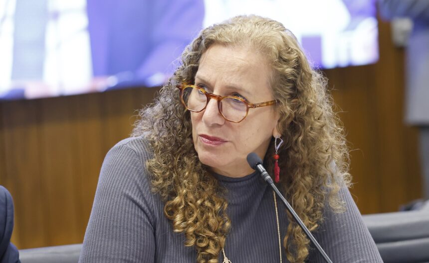 Comissão de Saúde aprova estratégia nacional para enfrentar impactos de jogos e apostas