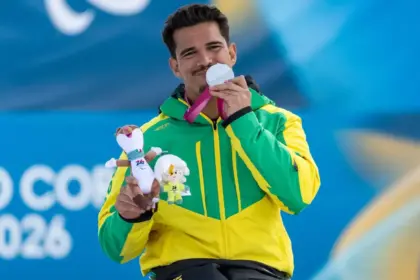 Cristian Ribera conquista medalha de prata na Paralimpíada de Inverno 2026