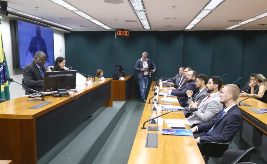 Debate sobre microcrédito enfatiza a educação financeira como chave para o sucesso