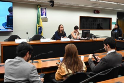 Debatedores discutem mudanças no exame de proficiência médica na Câmara dos Deputados