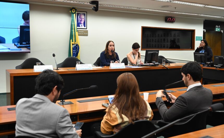 Debatedores discutem mudanças no exame de proficiência médica na Câmara dos Deputados