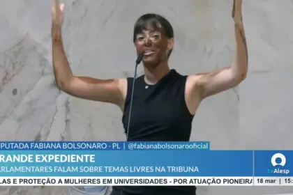 Deputada Fabiana Bolsonaro faz blackface na Alesp para criticar Erika Hilton