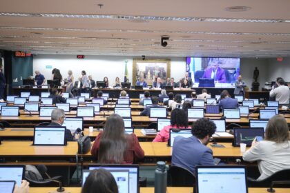 Deputados divergem sobre redução da jornada de trabalho em audiência pública
