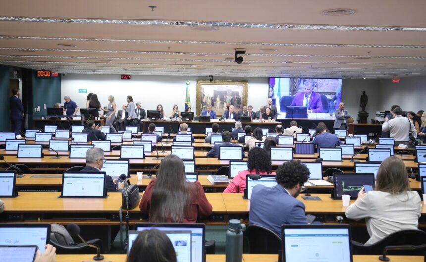 Deputados divergem sobre redução da jornada de trabalho em audiência pública